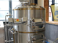 Brouwhuis labu brau three-vessel-brewhouse brewing block 5/10 hl bestaande uit kookketel, filterkuip en een... onderdeel van combinatiekavel complete mini brouwerijopstelling bestaande uit brouwhuis, 8 gistingstanks (deels gevuld), bottellijn, pompen, warmtewisselaar, natte lijn etiketteermachine en chiller - afbeelding 3 van  9