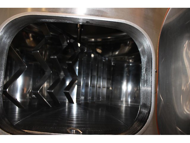 Brouwhuis labu brau three-vessel-brewhouse brewing block 5/10 hl bestaande uit kookketel, filterkuip en een... onderdeel van combinatiekavel complete mini brouwerijopstelling bestaande uit brouwhuis, 8 gistingstanks (deels gevuld), bottellijn, pompen, warmtewisselaar, natte lijn etiketteermachine en chiller - afbeelding 6 van  9