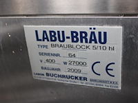 Brouwhuis labu brau three-vessel-brewhouse brewing block 5/10 hl bestaande uit kookketel, filterkuip en een... onderdeel van combinatiekavel complete mini brouwerijopstelling bestaande uit brouwhuis, 8 gistingstanks (deels gevuld), bottellijn, pompen, warmtewisselaar, natte lijn etiketteermachine en chiller - afbeelding 8 van  9