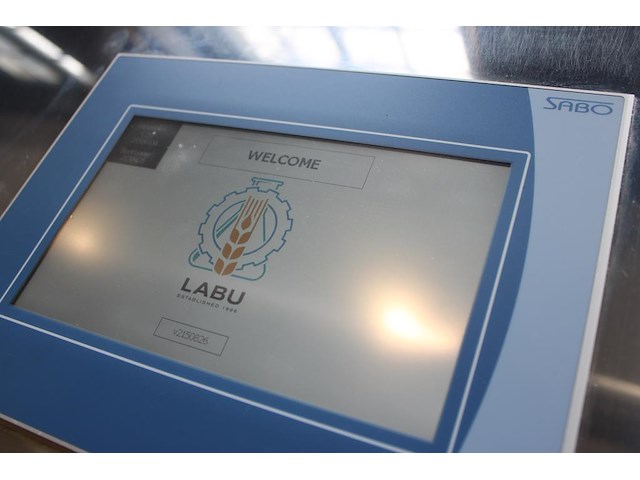 Brouwhuis labu brau three-vessel-brewhouse brewing block 5/10 hl bestaande uit kookketel, filterkuip en een... onderdeel van combinatiekavel complete mini brouwerijopstelling bestaande uit brouwhuis, 8 gistingstanks (deels gevuld), bottellijn, pompen, warmtewisselaar, natte lijn etiketteermachine en chiller - afbeelding 9 van  9