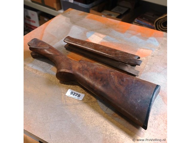 Browning houten kolf en voorhout (stock en forend set) van een jachtgeweer of vuurwapen, vaak gemaakt van walnotenhout. - afbeelding 1 van  5