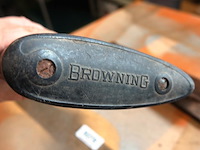 Browning houten kolf en voorhout (stock en forend set) van een jachtgeweer of vuurwapen, vaak gemaakt van walnotenhout. - afbeelding 2 van  5