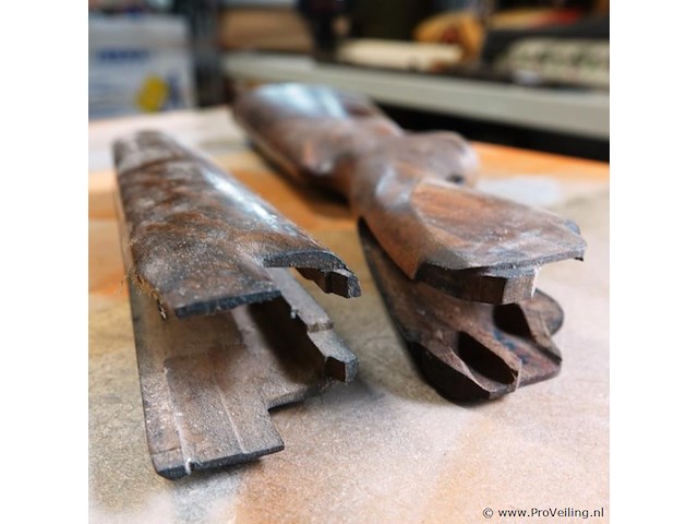 Browning houten kolf en voorhout (stock en forend set) van een jachtgeweer of vuurwapen, vaak gemaakt van walnotenhout. - afbeelding 3 van  5