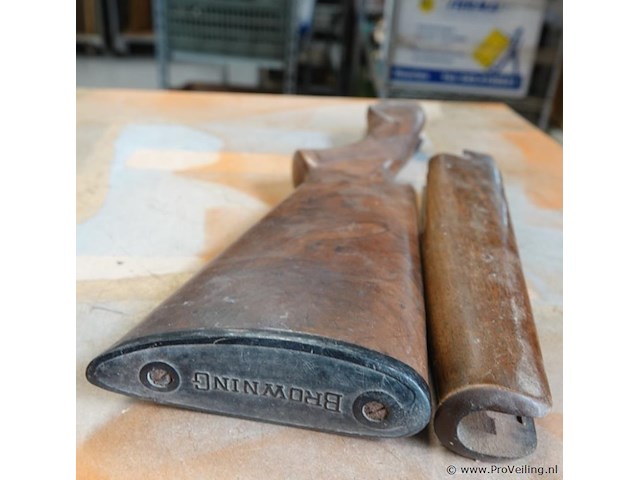 Browning houten kolf en voorhout (stock en forend set) van een jachtgeweer of vuurwapen, vaak gemaakt van walnotenhout. - afbeelding 4 van  5