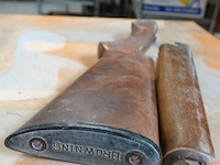 Browning houten kolf en voorhout (stock en forend set) van een jachtgeweer of vuurwapen, vaak gemaakt van walnotenhout. - afbeelding 4 van  5