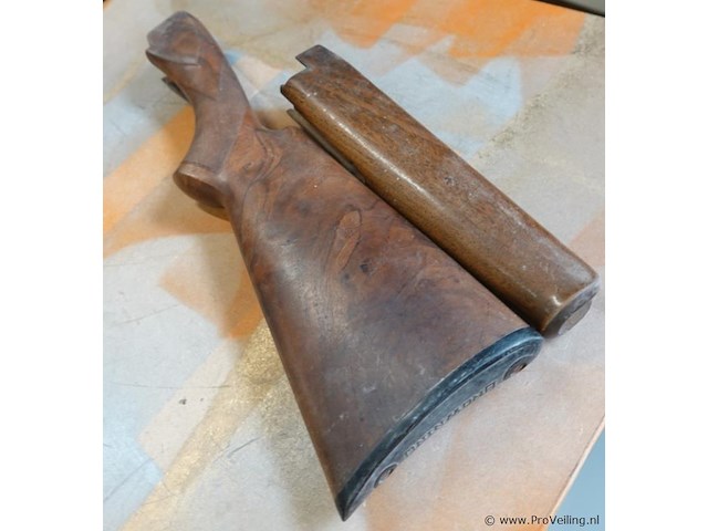Browning houten kolf en voorhout (stock en forend set) van een jachtgeweer of vuurwapen, vaak gemaakt van walnotenhout. - afbeelding 5 van  5