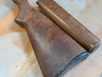 Browning houten kolf en voorhout (stock en forend set) van een jachtgeweer of vuurwapen, vaak gemaakt van walnotenhout. - afbeelding 5 van  5