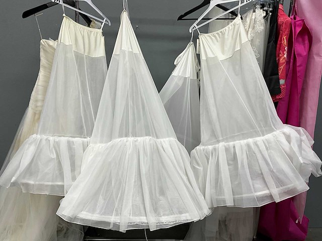 Bruidsjurken en accessoires - afbeelding 4 van  11