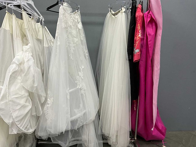 Bruidsjurken en accessoires - afbeelding 6 van  11