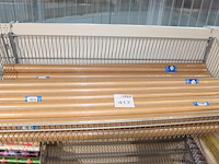 Bruin pakpapier haza 1 x 5m, ruim 20 rollen in mand. - afbeelding 1 van  2