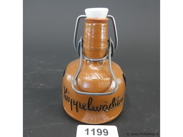 Bruine steengoed keramische fles met een beugelsluiting - afbeelding 1 van  5