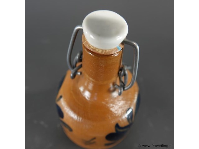 Bruine steengoed keramische fles met een beugelsluiting - afbeelding 3 van  5