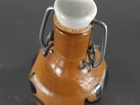 Bruine steengoed keramische fles met een beugelsluiting - afbeelding 3 van  5
