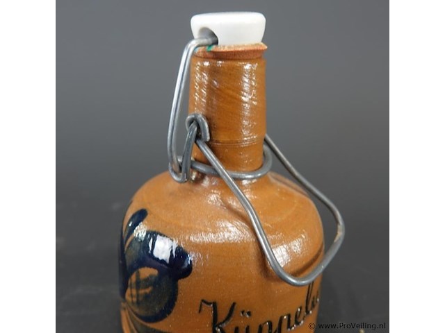 Bruine steengoed keramische fles met een beugelsluiting - afbeelding 4 van  5