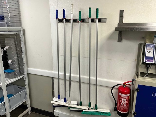 Bruns - bezemhouder met bezems - afbeelding 1 van  4