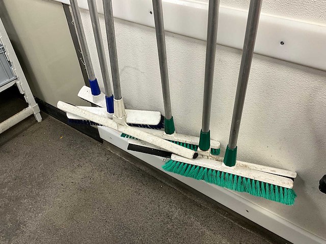 Bruns - bezemhouder met bezems - afbeelding 4 van  4