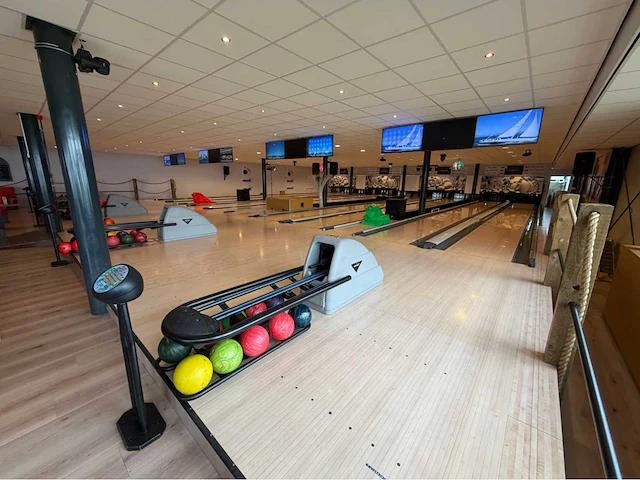 Brunswick 2000 bowlingbaan 8 banen - afbeelding 1 van  40