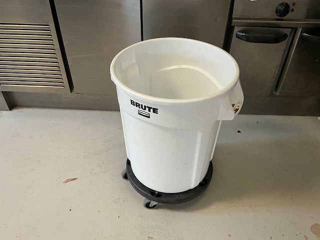 Brute - prullenbak op hondje - afbeelding 1 van  2