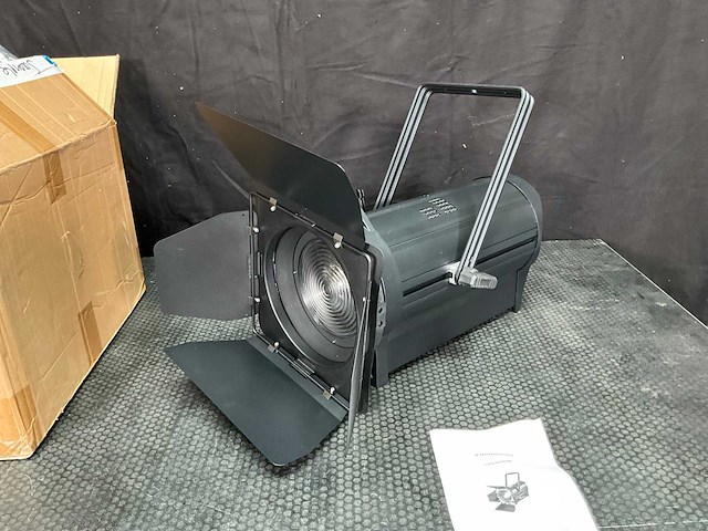 Bsl fresnel ww 300w led spotlight - afbeelding 1 van  10