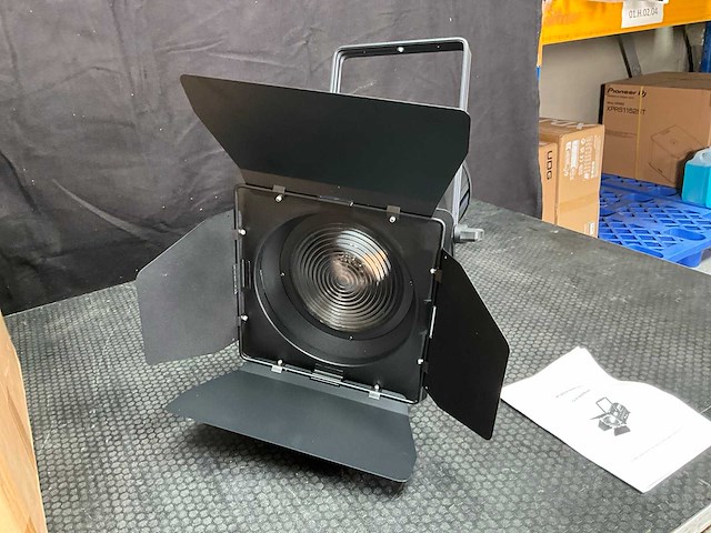 Bsl fresnel ww 300w led spotlight - afbeelding 3 van  10