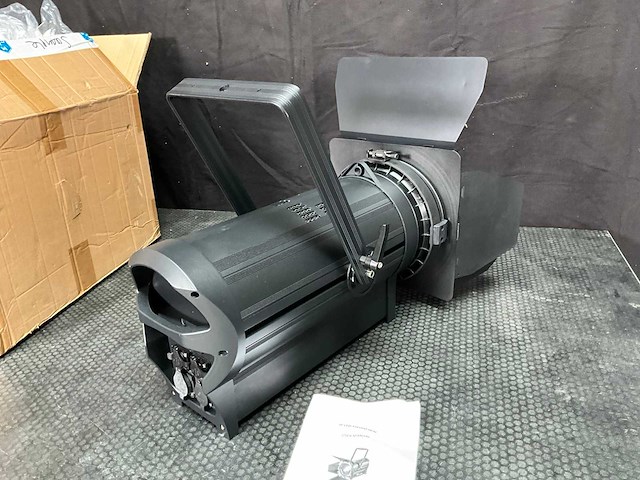 Bsl fresnel ww 300w led spotlight - afbeelding 7 van  10
