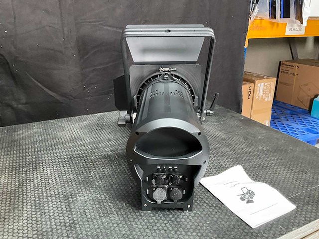 Bsl fresnel ww 300w led spotlight - afbeelding 8 van  10