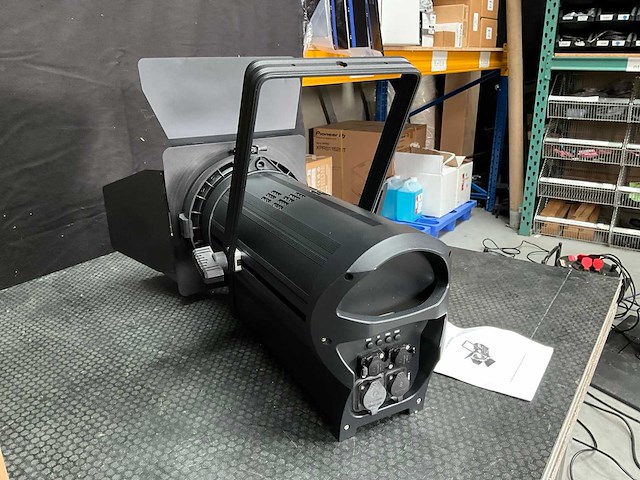 Bsl fresnel ww 300w led spotlight - afbeelding 9 van  10