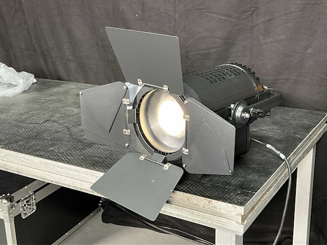 Bsl m-l300j 3200 wk-v fresnel led spotlight - afbeelding 5 van  11