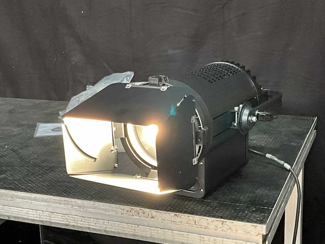 Bsl m-l300j 3200 wk-v fresnel led spotlight - afbeelding 7 van  11