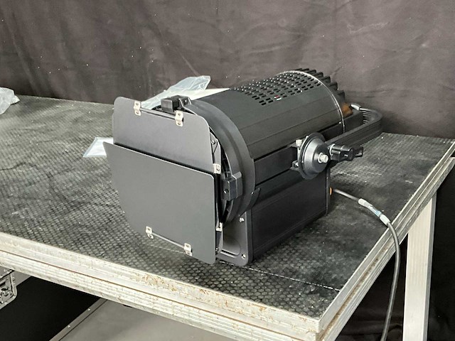 Bsl m-l300j 3200 wk-v fresnel led spotlight - afbeelding 8 van  11