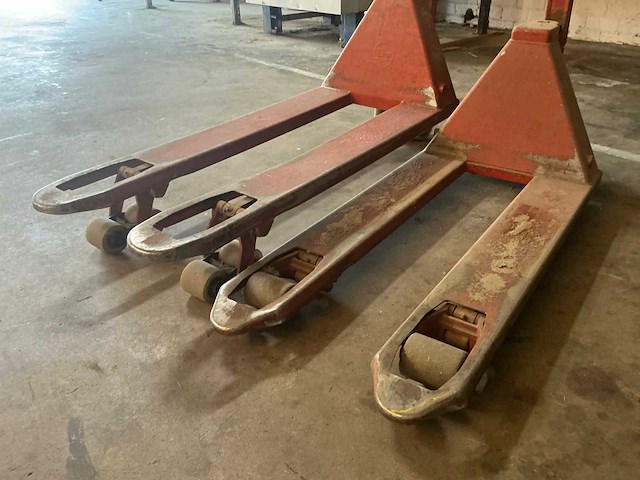 Bt lifter hand hydraulische palletwagen (2x) - afbeelding 3 van  4