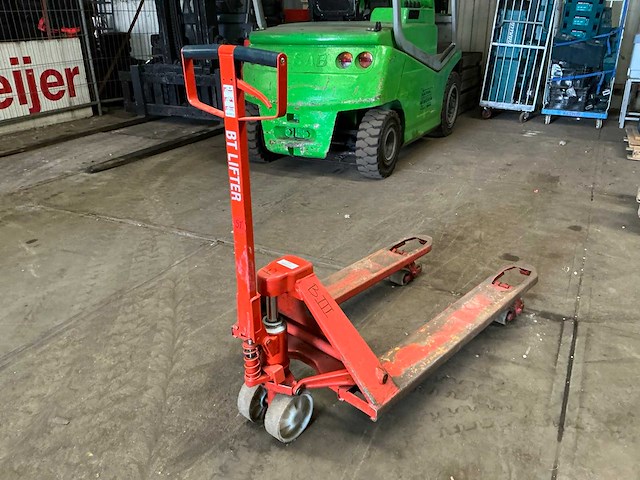 Bt lifter hand hydraulische palletwagen - afbeelding 1 van  5