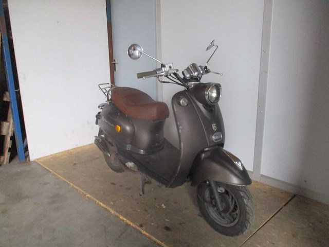 Btc - bromscooter - old classic - scooter - afbeelding 7 van  11