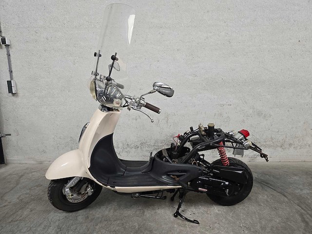 Btc - snorscooter - grande retro - 4t 25km uitvoering dbz32z - afbeelding 1 van  8