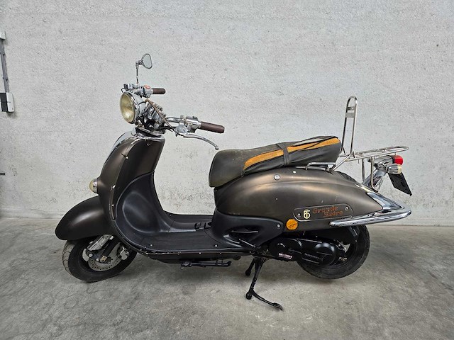 Btc - snorscooter - grande retro gt2 - 4t 25km uitvoering dkn13h - afbeelding 1 van  7
