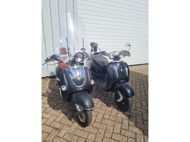 Btc grand retro / killerbee torino - snorscooter - grande retro old - dkz-03-r - afbeelding 2 van  6