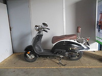 Btc grande retro - bromscooter - legend ry50qt-8 - scooter - afbeelding 1 van  11