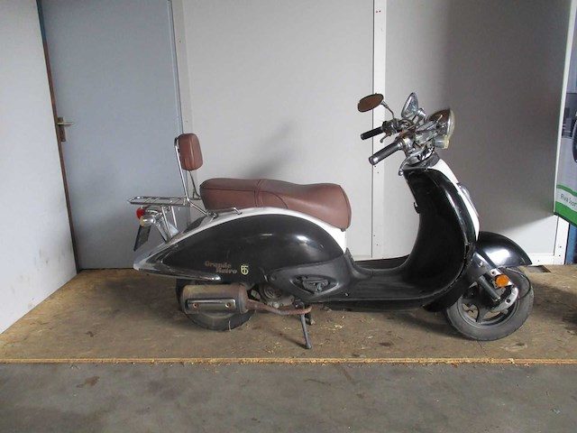 Btc grande retro - bromscooter - legend ry50qt-8 - scooter - afbeelding 8 van  11