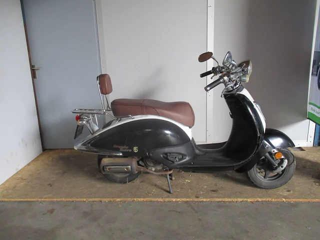 Btc grande retro - bromscooter - legend ry50qt-8 - scooter - afbeelding 8 van  11