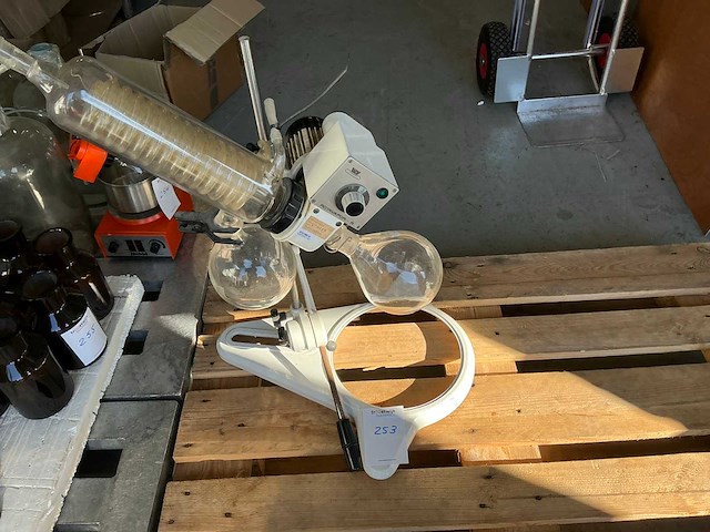 Büchi rotavapor-r rotovap compleet. met toerenregeling en instelbare hoogte - afbeelding 1 van  8