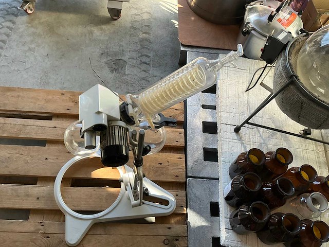 Büchi rotavapor-r rotovap compleet. met toerenregeling en instelbare hoogte - afbeelding 7 van  8