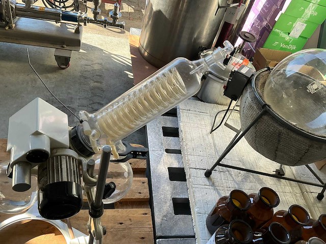 Büchi rotavapor-r rotovap compleet. met toerenregeling en instelbare hoogte - afbeelding 8 van  8