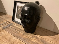 Buddha beelden en een wanddecoratie - afbeelding 1 van  2