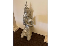 Buddha beelden en een wanddecoratie - afbeelding 2 van  2