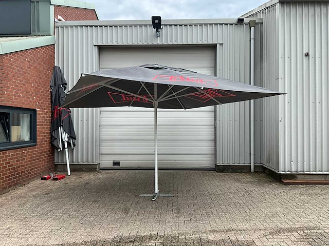 Budweiser parasols (2x) - afbeelding 1 van  26