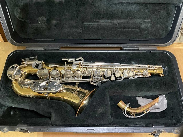 Buescher aristrocrat 200 saxofoon - afbeelding 2 van  3