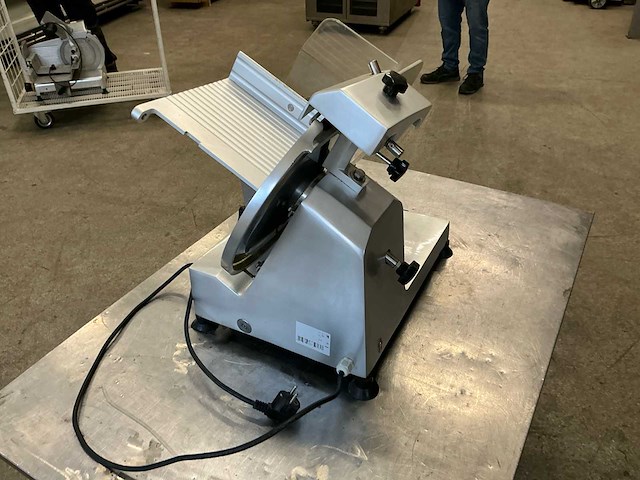 Buffalo bevroren vleessnijmachine - afbeelding 2 van  2