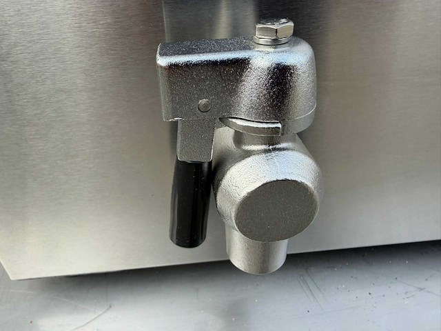 Buffalo ongebruikt - 2 pans 2x 8l - friteuse - afbeelding 2 van  2