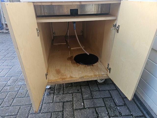 Buffetkast met ijsbakken voorzien van aftapkraan - afbeelding 1 van  1