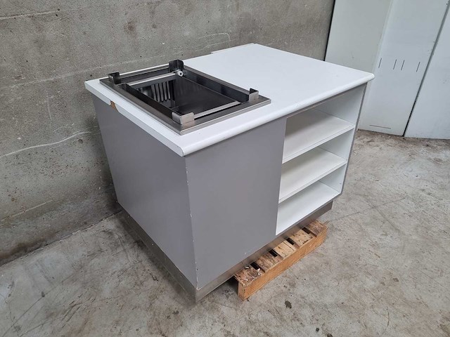 Buffetkast voorzien van dienbladen- / borden dispenser - afbeelding 1 van  1